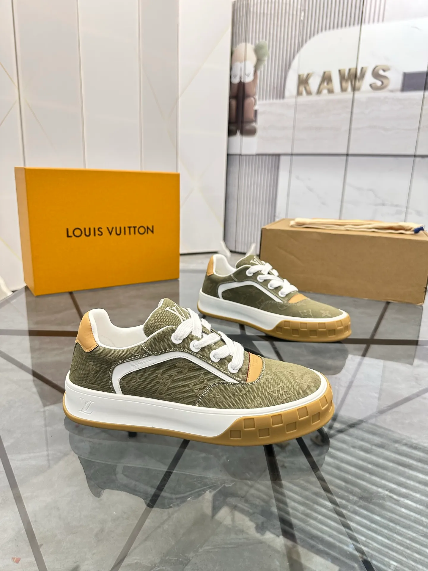 Men's shoes for sale 💰: 💰P660¥ Top quality Comes with airplane case Product trademark: LV* "Louis Vuitton*" low-top casual shoes Regular size: 35-44 (can be customized to 45) Couple style Product materials: imported nubuck leather upper, sheepskin lining, original outsole. Number: 819